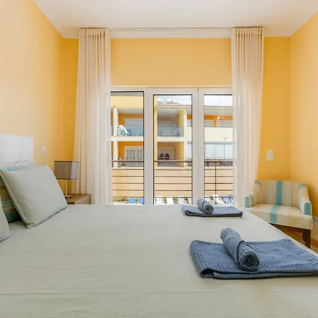 Apartamento The Village - 6 Com Ac, Garagem E Piscina, A Poucos Min Da Gale