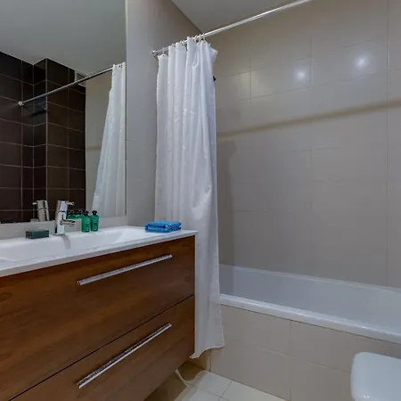 The Village - 6 Com Ac, Garagem E Piscina, A Poucos Min Da Gale *